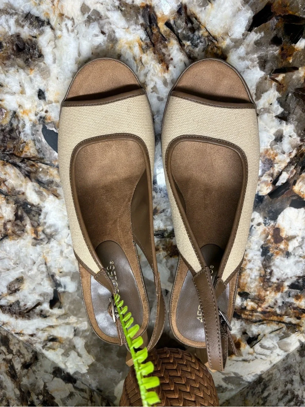 AEROSOLES lightweight canvas